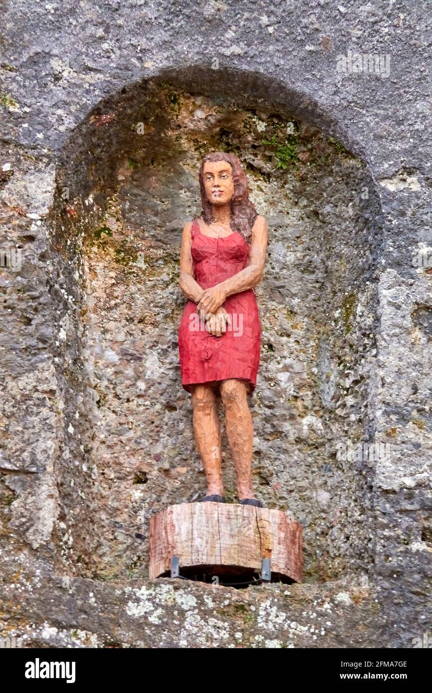 Kunstwerk Frau im Fels von Stephan Balkenhol in Toscaninihof in der Salzburger Altstadt Stockfoto
