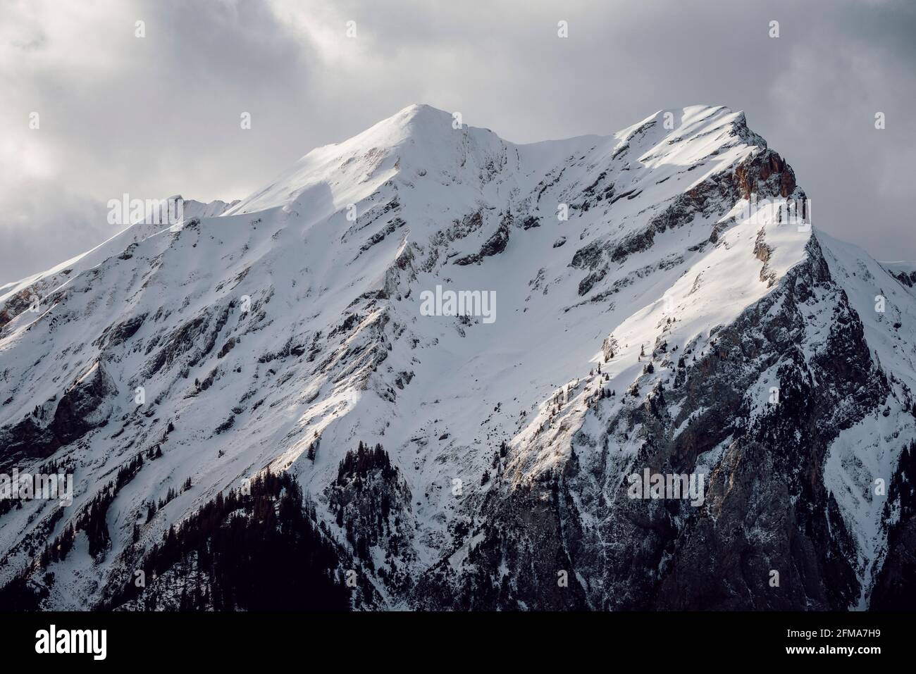 Seitenlicht auf einem schneebedeckten Berggipfel in der Berner Oberland bei Kandersteg Stockfoto