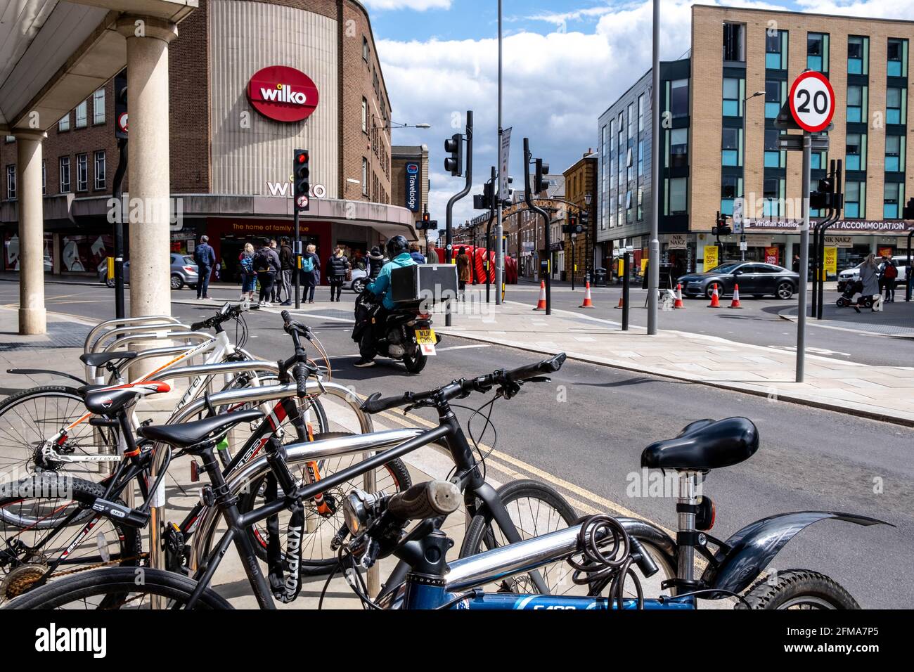 Kingston upon Thames London, Großbritannien, Mai 07 2021, Fahrräder, die vor einem High Street Wilko Discount Store geparkt sind Stockfoto