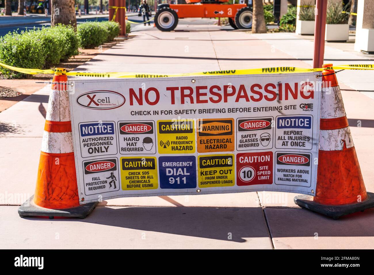 Phoenix, AZ - 20. März 2021: An diesem Arbeitsplatz sind keine Trespassing sowie viele Warnschilder angebracht. Stockfoto