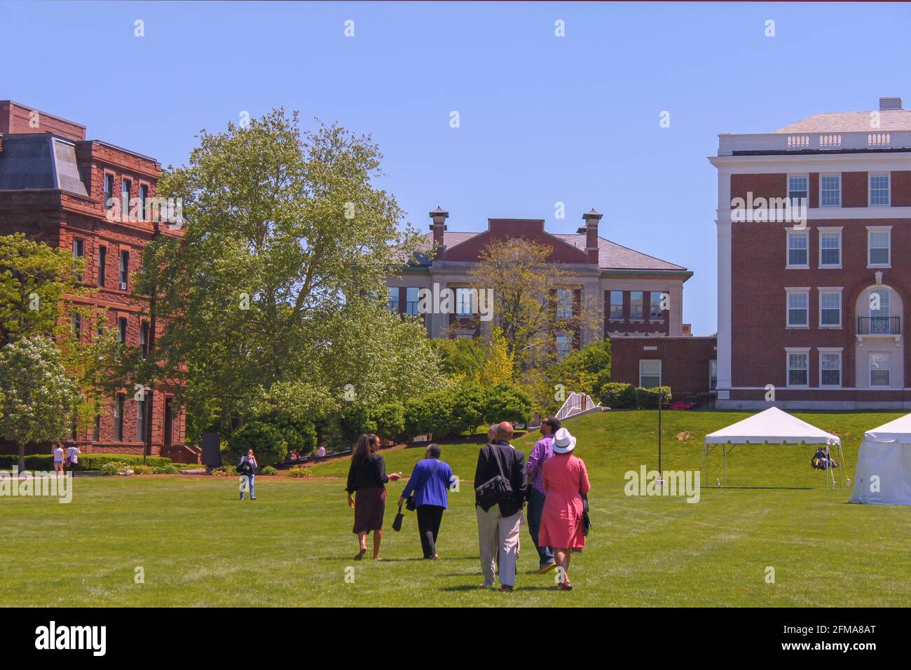 April 23 2015 Middletown Connecticut eine ethnische Familie wandert durch Campus der Wesleyan University mit Zelten für die Abschlussfeier Stockfoto
