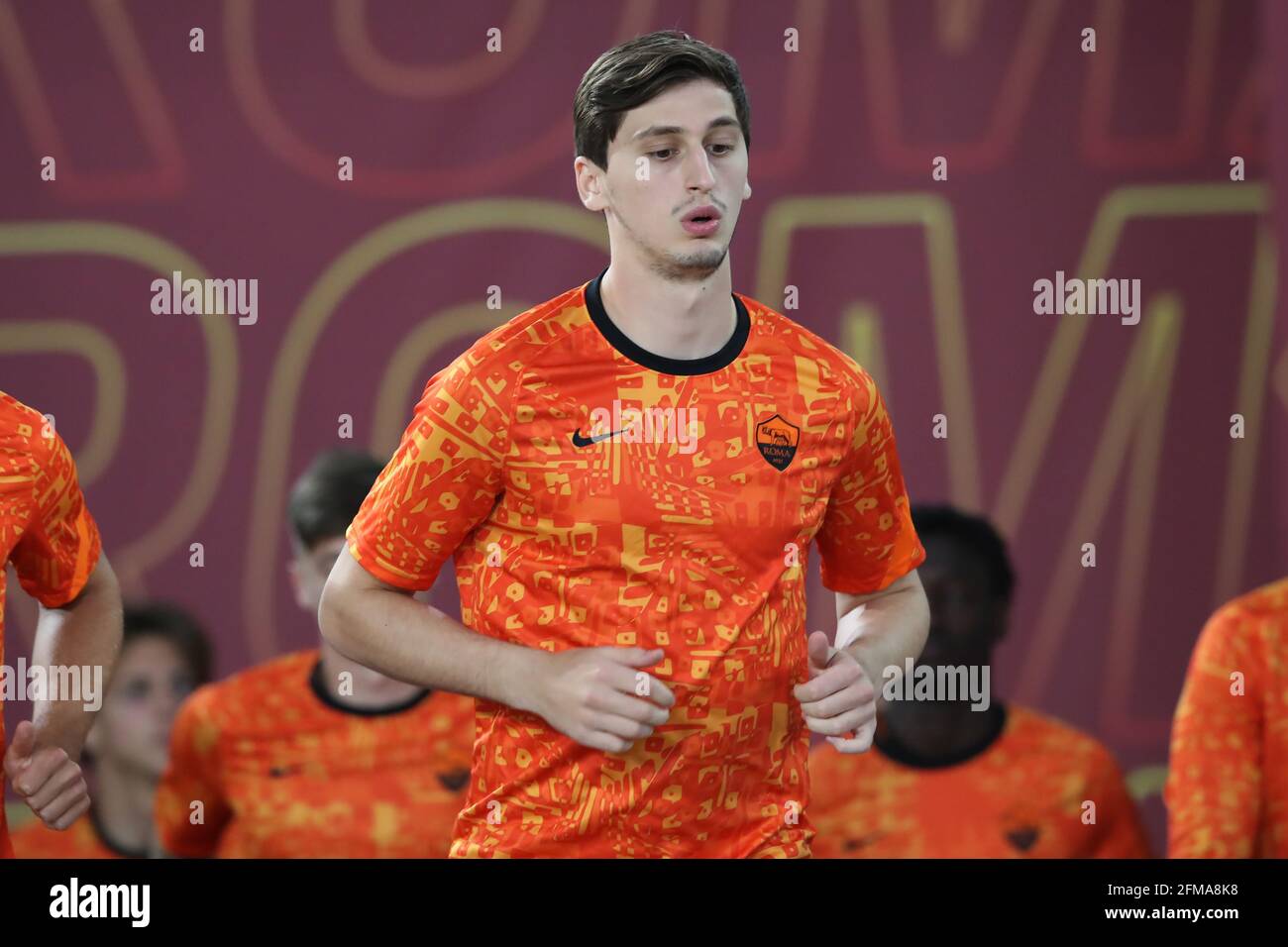 Rom, Italien, 6. Mai 2021. Marash Kumbulla von AS Roma läuft vor dem Spiel der UEFA Europa League im Stadio Olimpico, Rom, zum Warm-up aus. Bildnachweis sollte lauten: Jonathan Moscrop / Sportimage Stockfoto