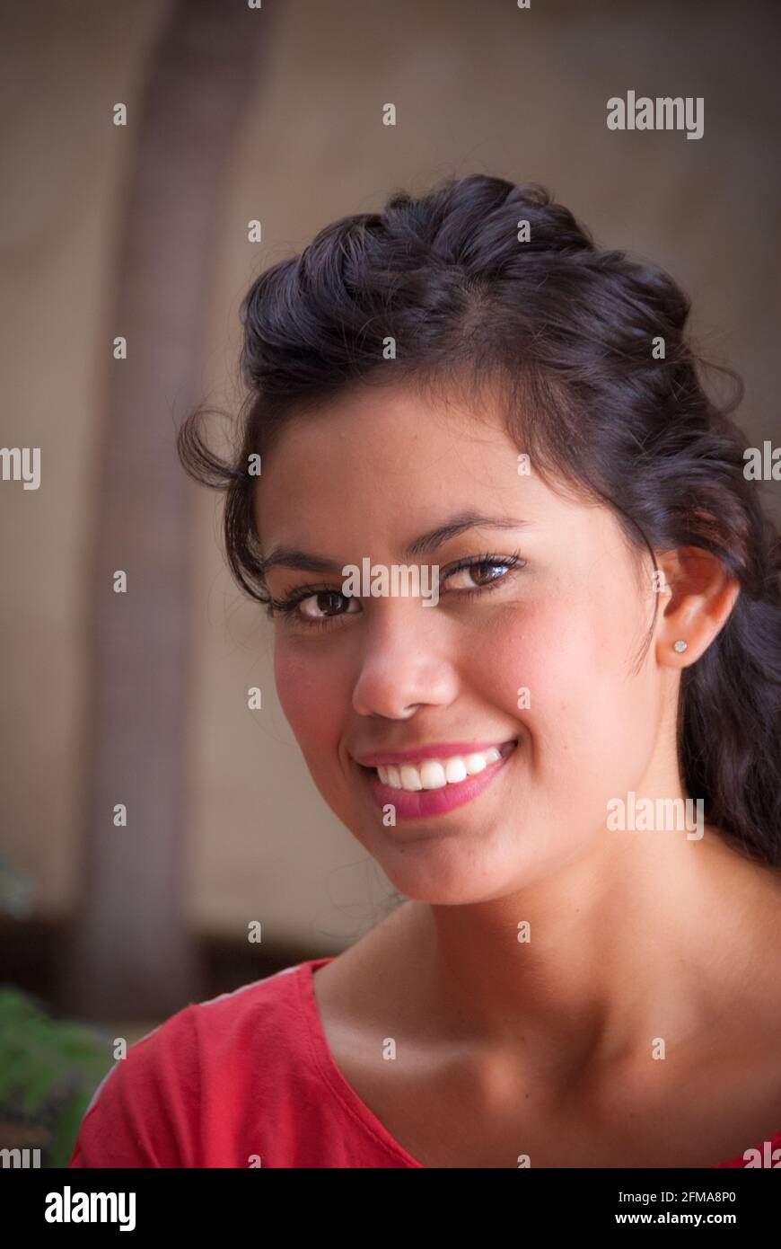 Porträt einer lächelnden jungen hispanischen Frau - Casa Amorita B&B, Puerto Vallarta an der Bahia de Banderas, Jalisco, Mexiko. #613 PV Stockfoto