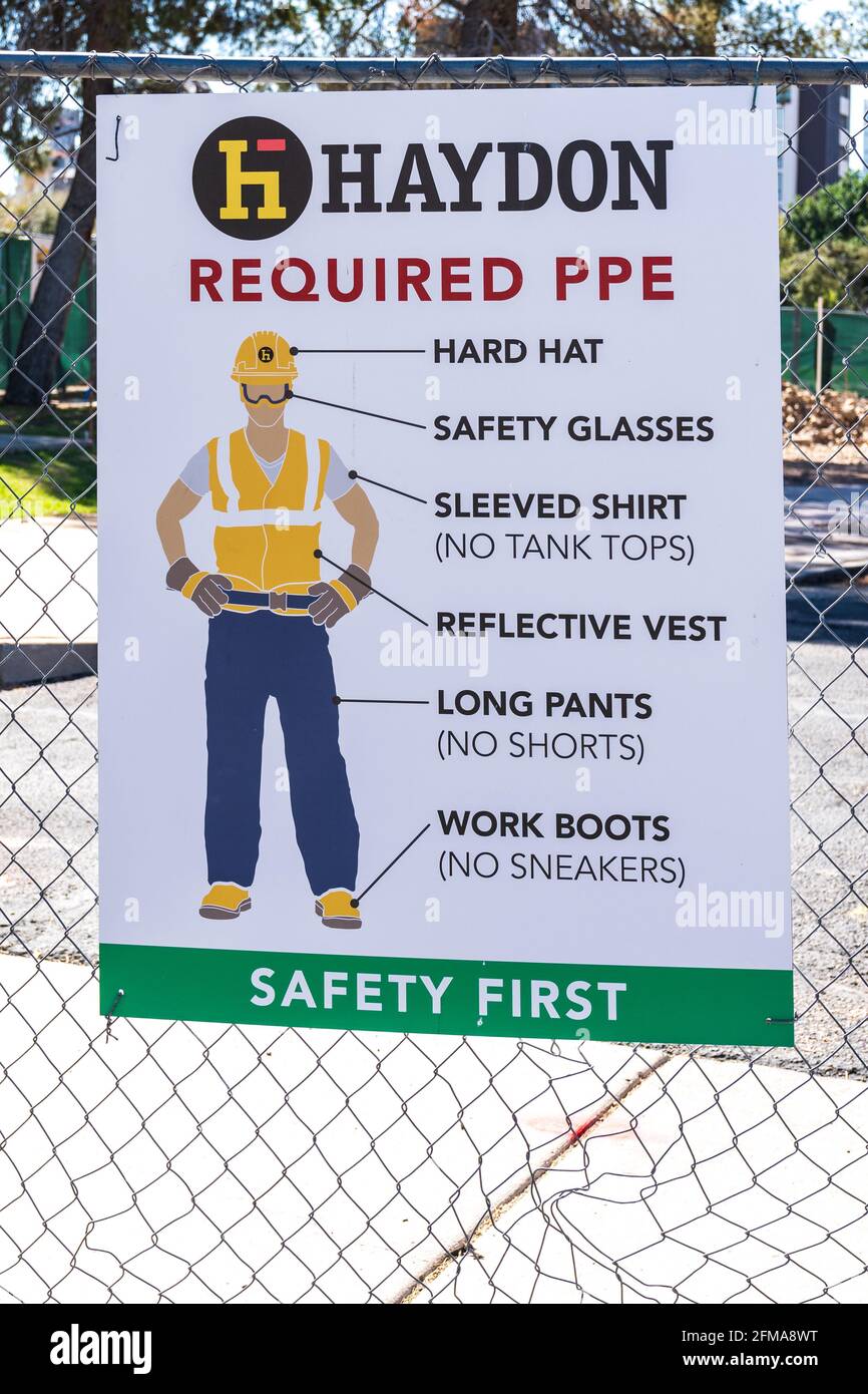 Phoenix, AZ – 20. März 2021: Schild auf einer Baustelle der Haydon Building Corp. Mit der erforderlichen PSA für die Mitarbeiter vor Ort. Stockfoto