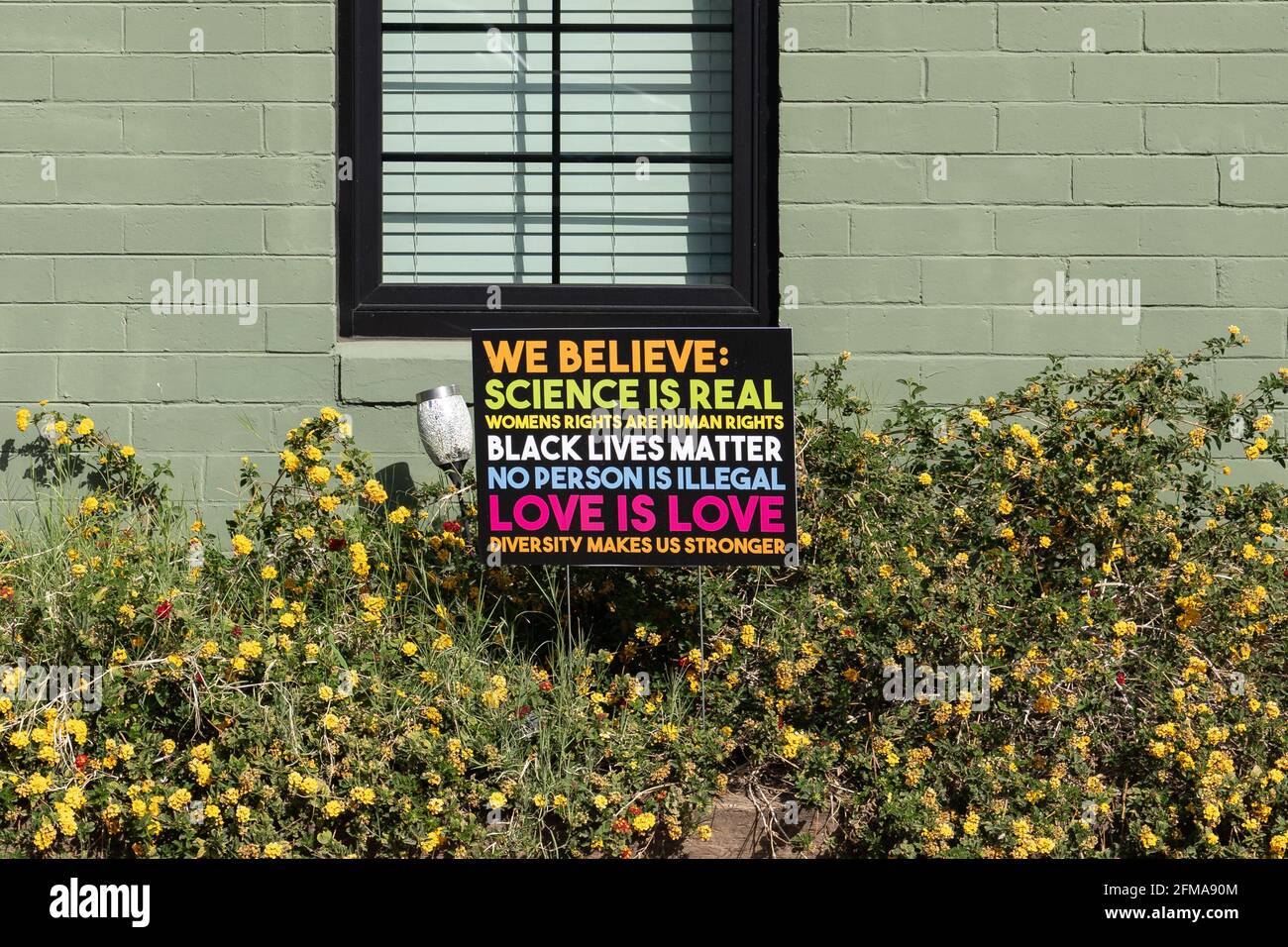 Phoenix, AZ - 20. März 2021 Wir glauben, dass ein Schild in einem Vorgarten sagt, dass Wissenschaft real ist, Frauenrechte Menschenrechte sind, Schwarze leben wichtig, keine Person ist krank Stockfoto