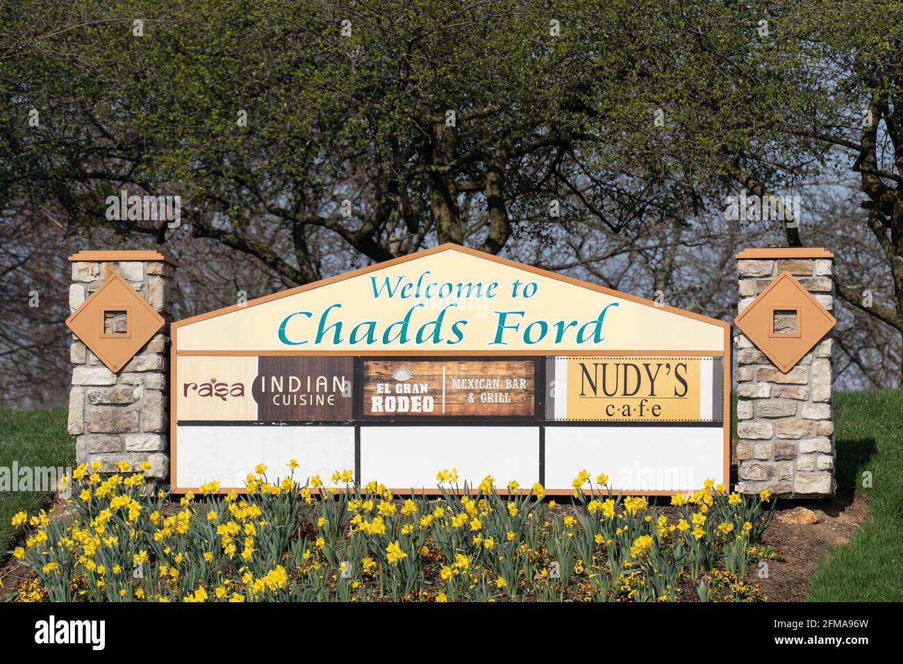 Chadds Ford, PA - 4. April 2021: Willkommen bei Chadds Ford Schild mit Werbung für die lokalen Restaurants Rasa, El Gran Rodeo und Nudy's Cafe. Chadds Ford Stockfoto