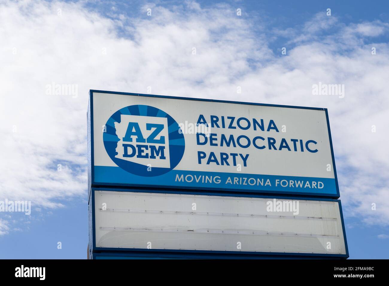 Phoenix, AZ - 23. März 2021: Zeichen für die Demokratische Partei von Arizona mit Logo und Slogan „Moving Arizona Forward“ Stockfoto