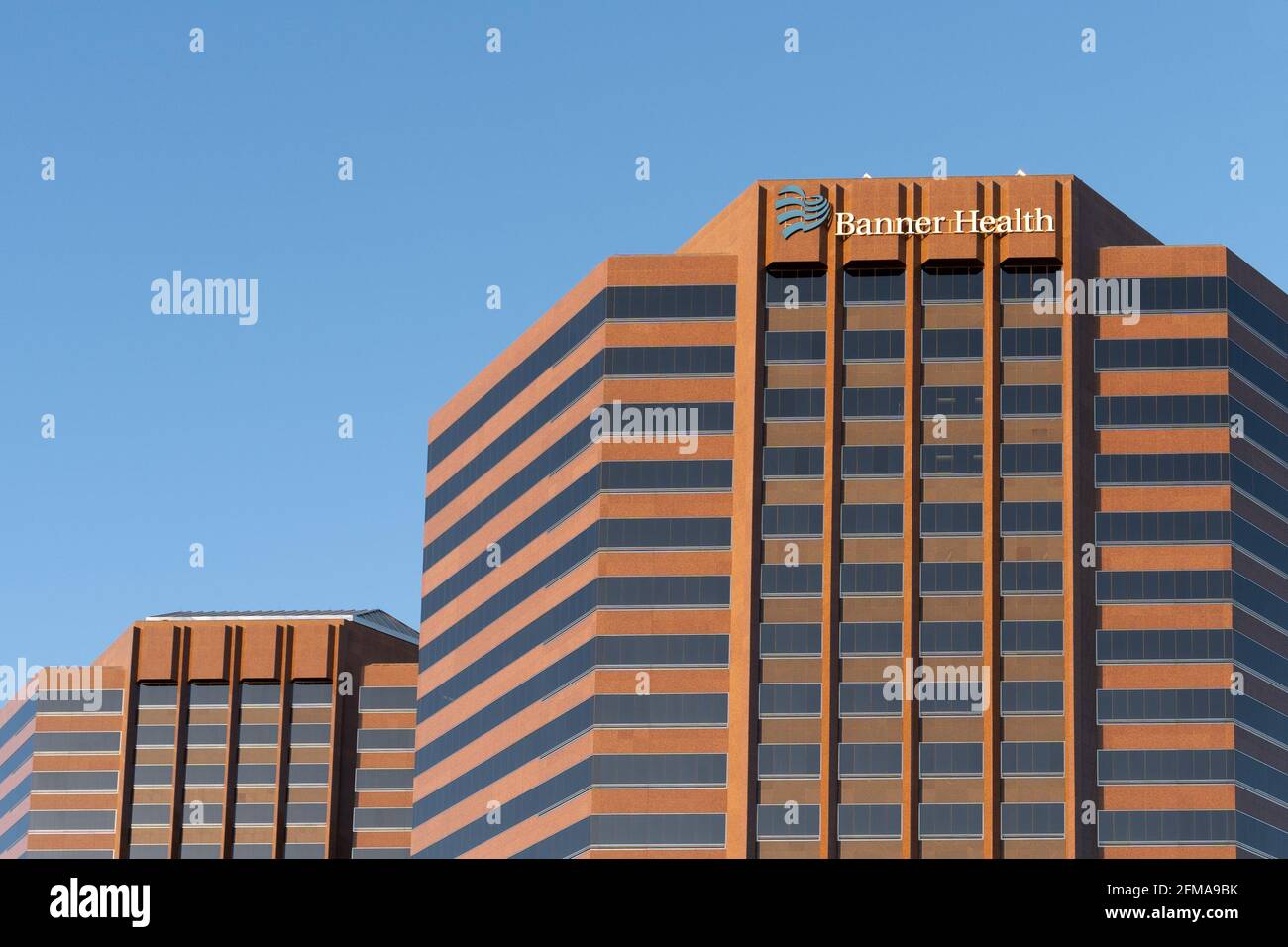 Phoenix, AZ - 20. März 2021: Banner Health Building in Midtown. Banner Health ist ein gemeinnütziges Gesundheitssystem in den Vereinigten Staaten mit Sitz in Phoenix, A Stockfoto