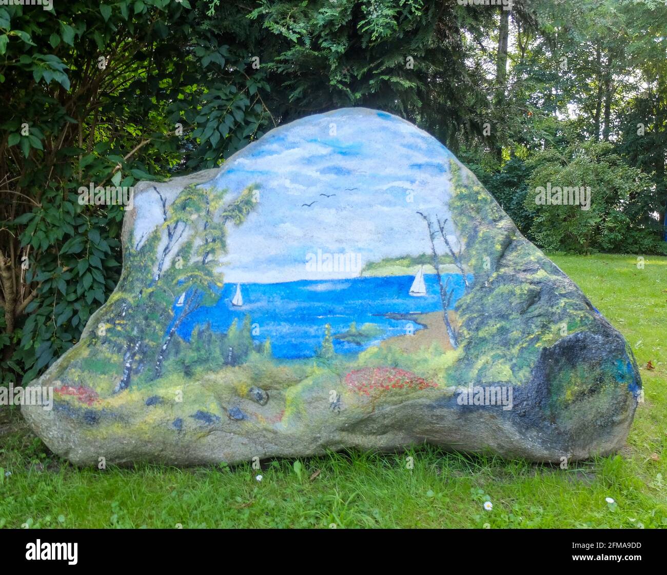 Bemalter Stein als Gartendekoration - Ostseelandschaft Stockfoto