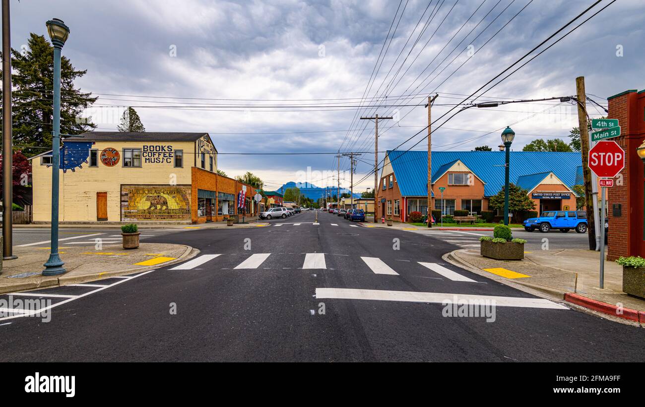 Sultan, WA, USA - 06. Mai 2021; Main Street in Sultan Washington unter einem launischen Himmel an der Kreuzung der 4. Straße im Skykomish Valley Stockfoto