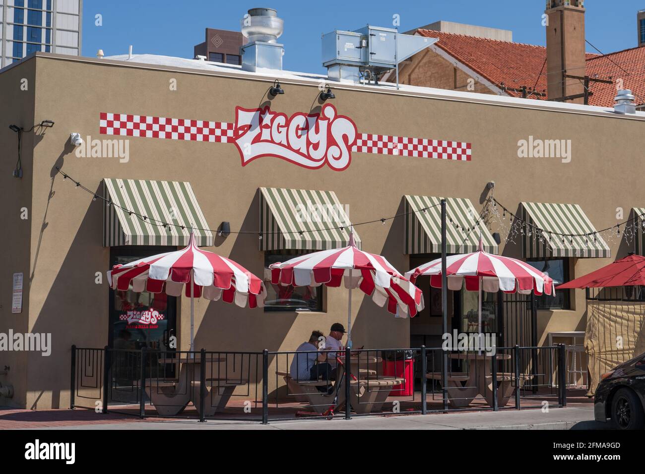 Phoenix, AZ - 20. März 2021: Ziggy's Magic Pizza Shop befindet sich in der Innenstadt von Van Buren Street. Stockfoto