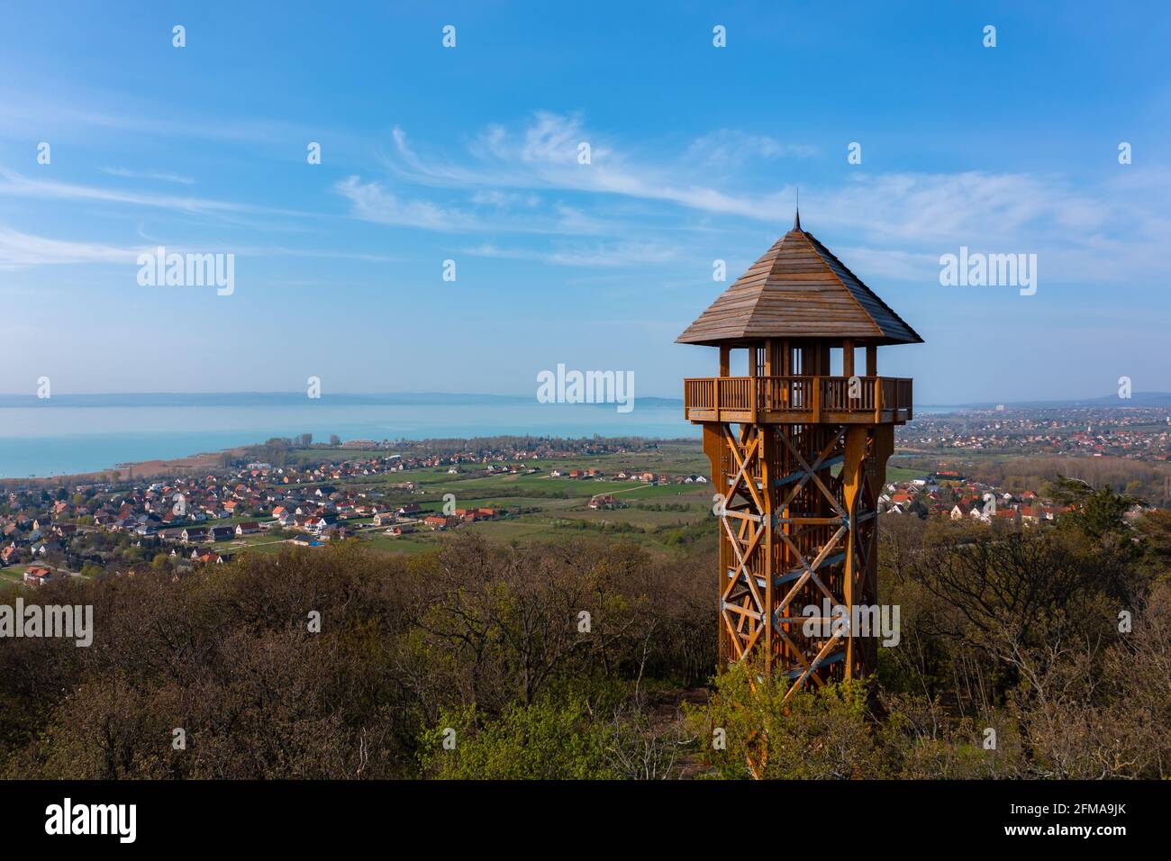 Luftaufnahme über Aussichtsturm auf der Spitze des Somlyo Berges, mit dem Plattensee und Alsoors im Hintergrund. Stockfoto