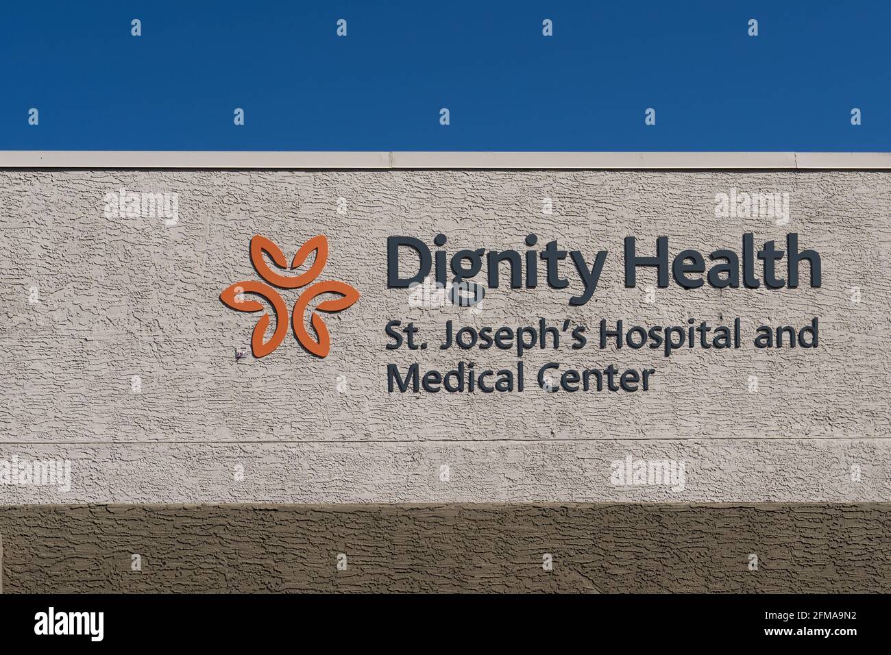 Phoenix, AZ - 22. März 2021: Schild mit dem Logo „Dignity Health“ auf dem St. Joseph's Hospital and Medical Center Stockfoto