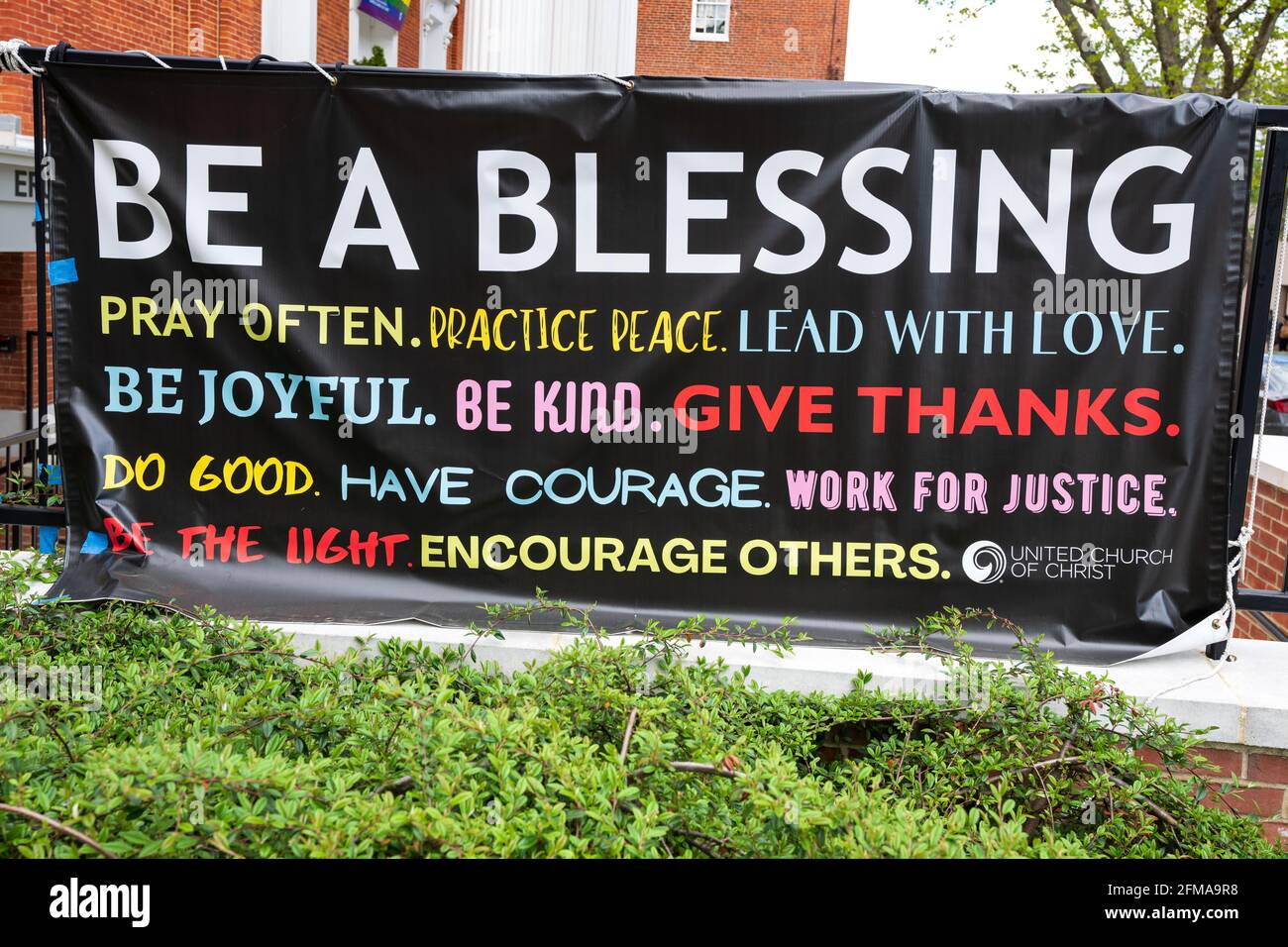 Frederick, MD - 19. April 2021: Sei ein Blessensbanner vor der evangelisch-reformierten Vereinigten Kirche Christi Stockfoto