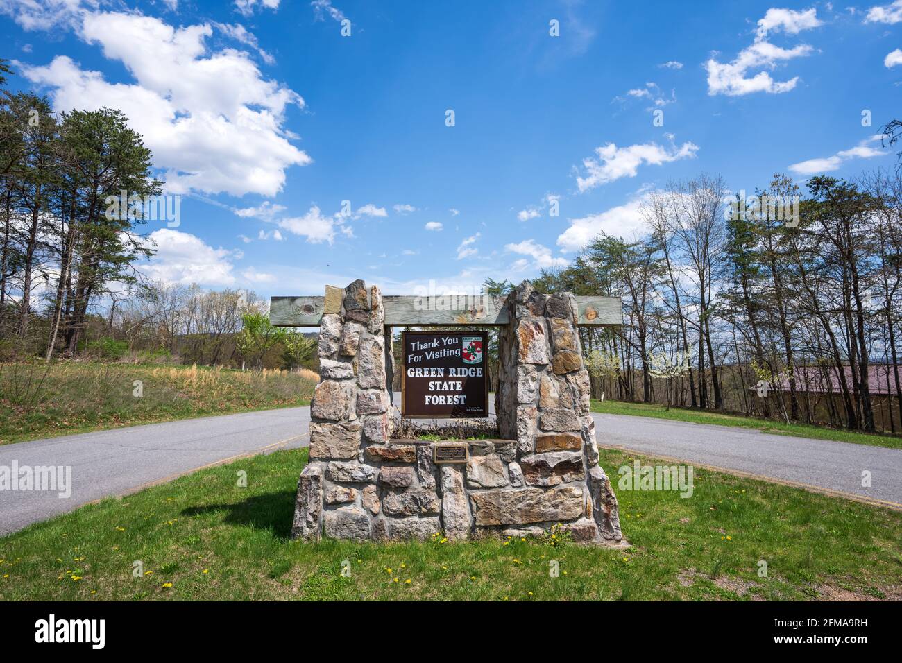 Flintstone, MD - 20. April 2021: Green Ridge State Forest Schild bei Green Ridge überblicken Parkplatz mit Logo für den Maryland Forest Service Stockfoto