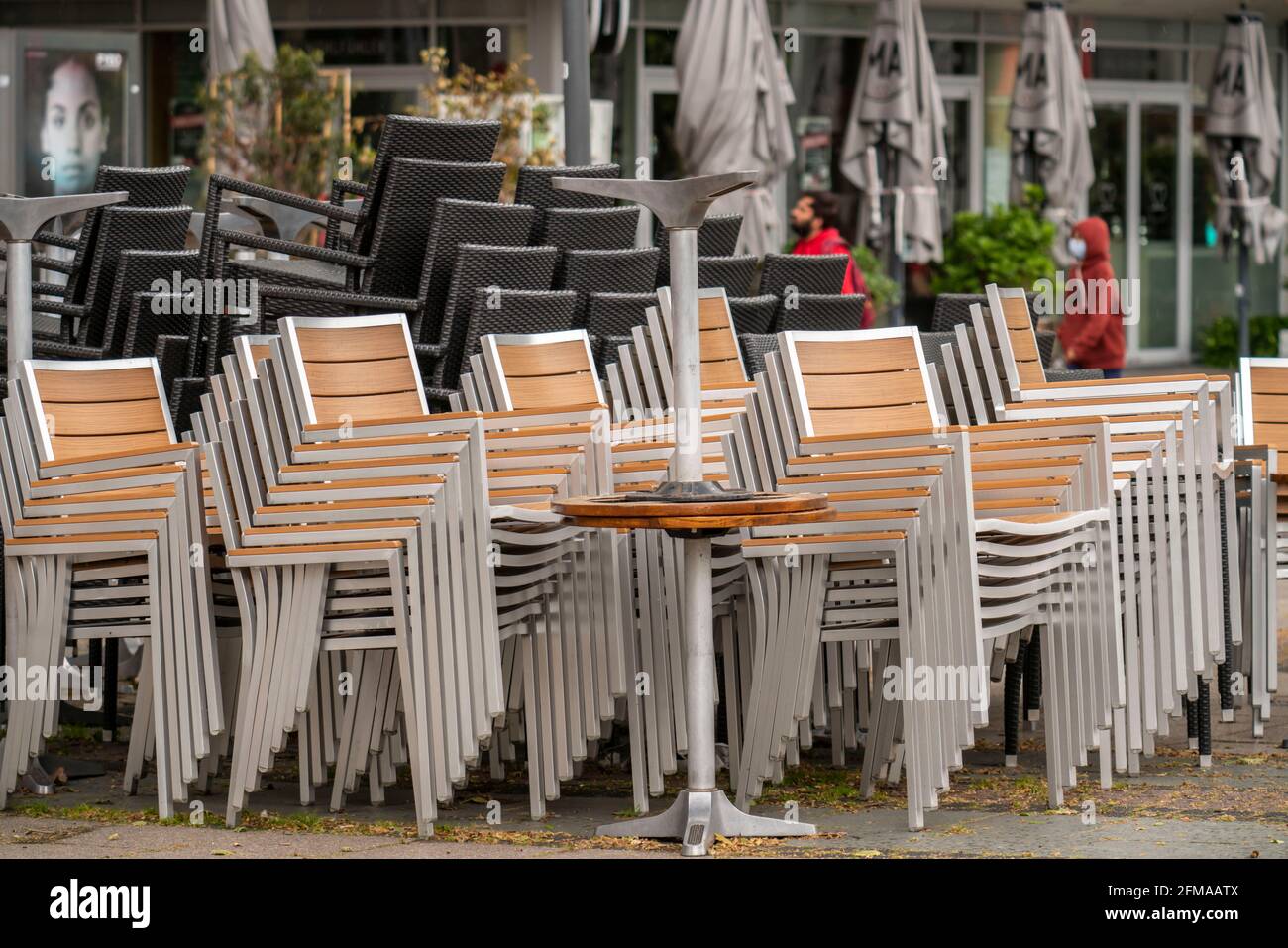 Gestapelte Stühle und Tische von verschiedenen Gastronomiebetrieben, am Kennedyplatz, geschlossene Cafés, Pubs, Restaurants, Auswirkungen der Sperrung im Corona cr Stockfoto