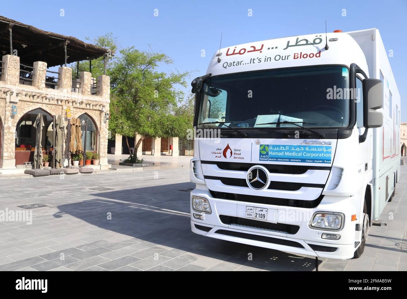 Eine Ansicht des mobilen Blutspendewagens der Hamad Medical Corporation in Doha, Katar Stockfoto
