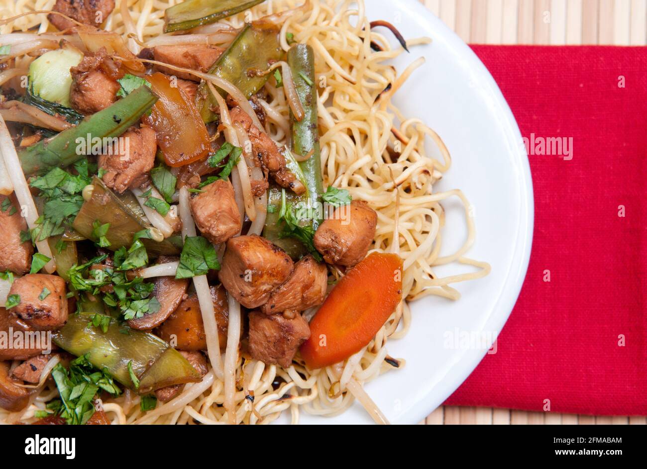 Hähnchen-Chow-Mien-Abendessen Stockfoto