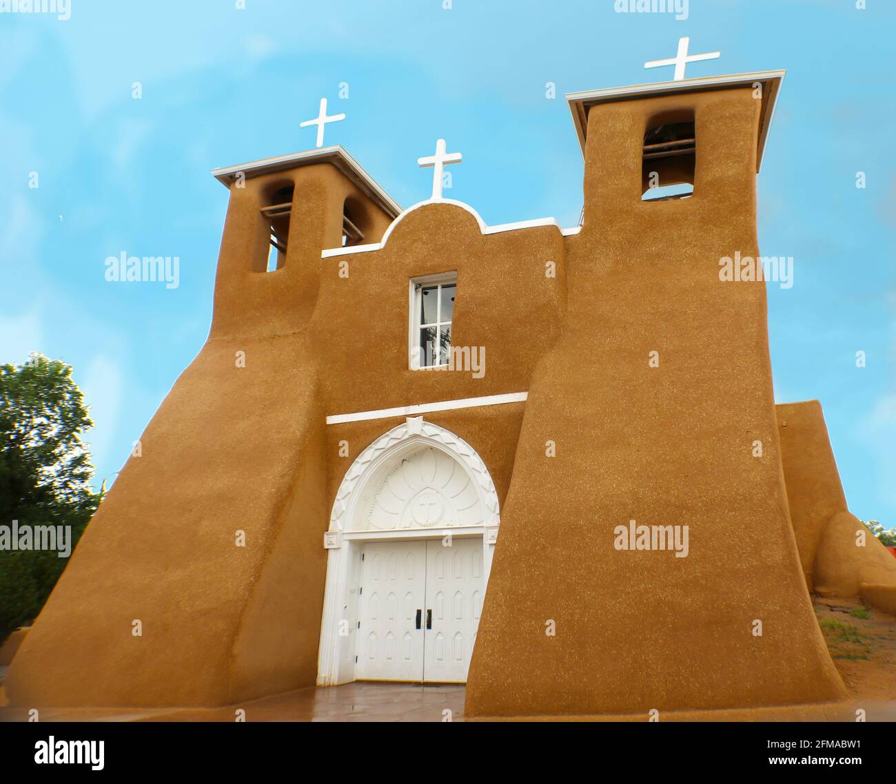 San Francisco de Asis Mission Church in Rain - einzigartig adobe-Architektur in Taos, New Mexico Stockfoto