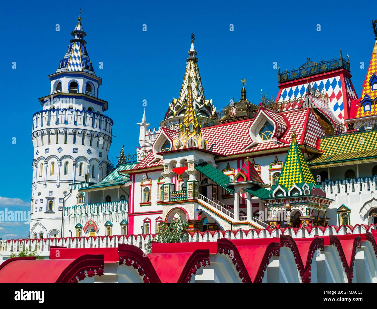 Beeindruckender Blick auf die farbigen Architekturen des Izmailovsky Kremls, berühmt für seinen Souvenirmarkt, Moskau, Russland Stockfoto