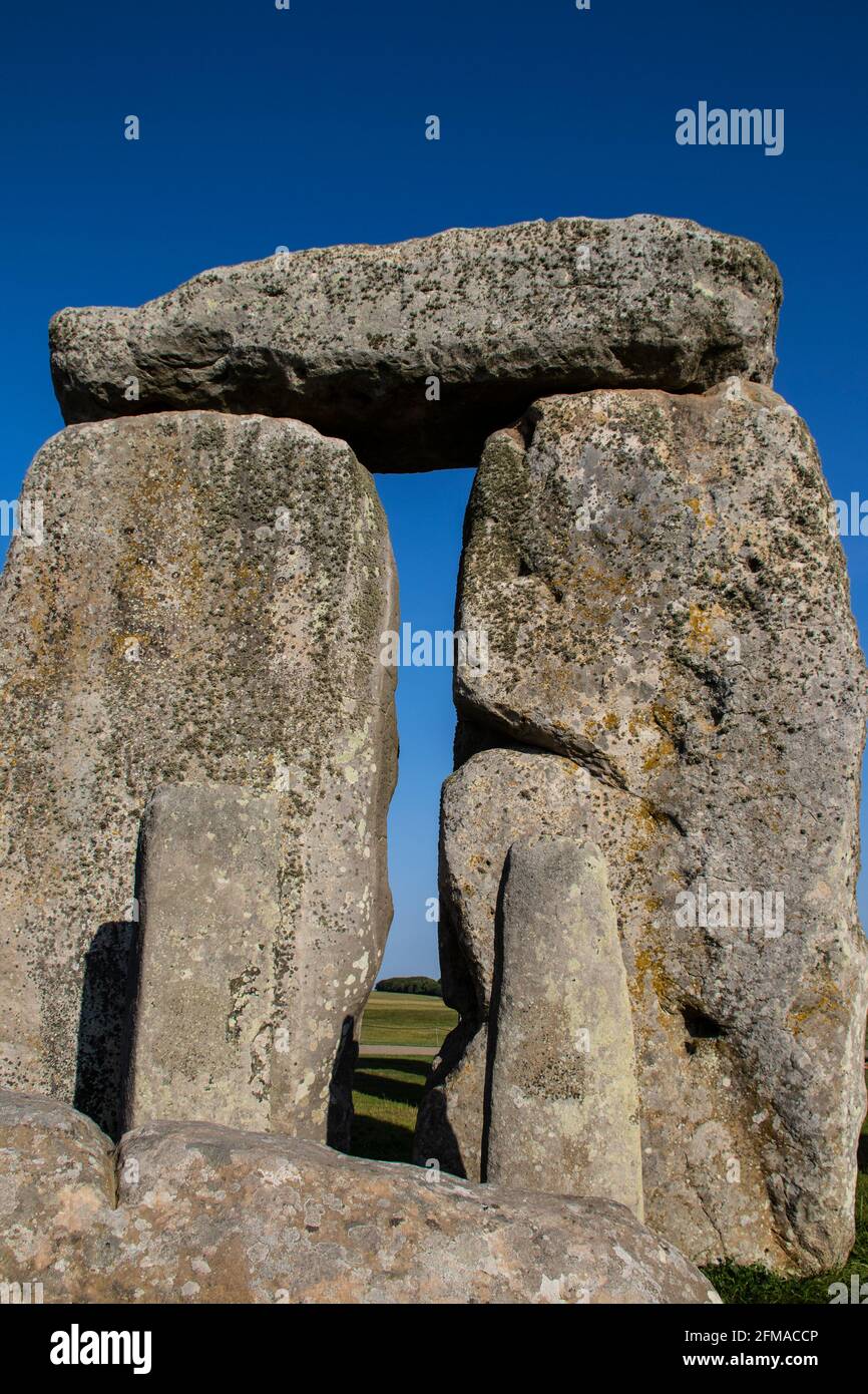 Stehende Felsen bei Stonehenge mit Sturzfelsen auf der Oberseite und Zwei kleinere Felsen im Kreis - von innen genommen Mit sehr blauem Himmel Stockfoto