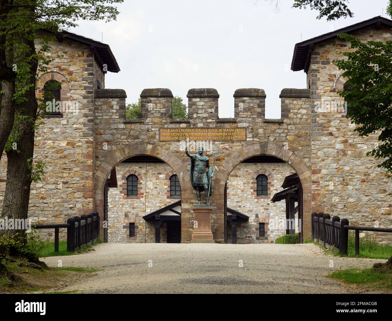 Statue Antonius Pius, Saalburg Römische Festung bei Bad Homburg, Hauptportal, Roman Limes, UNESCO-Weltkulturerbe, Taunus, Hessen, Deutschland Stockfoto