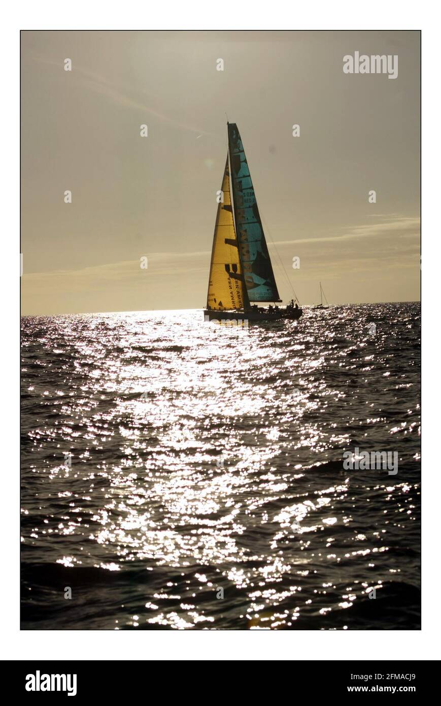 Gordon Ramsay kam als Lebensmittelberater für das niederländische Team zum Team von ABN AMRO beim Volvo Ocean Race. Er wird versuchen, den Geschmack und den nutricianal Inhalt der getrockneten Lebensmittel an Bord zu verbessern. Gordon konnte das Teamrennen beim ersten in-Port-Rennen des Weltrennens in Sanxenxo an der spanischen Nordküste beobachten.Bild David Sandison 4+5/11/2005 Stockfoto