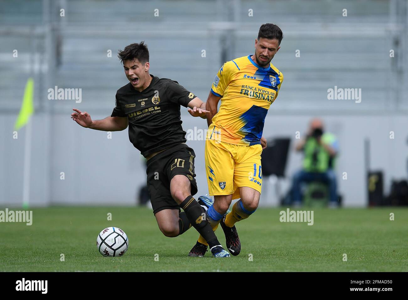 Frosinone, Italien, 7. Mai 2021 Pietro Beruatto von LR Vicenza und Pietro Iemmello von Frosinone Calcio bei der Liga Frosinone vs Vicenza Serie B Credit: Stockfoto