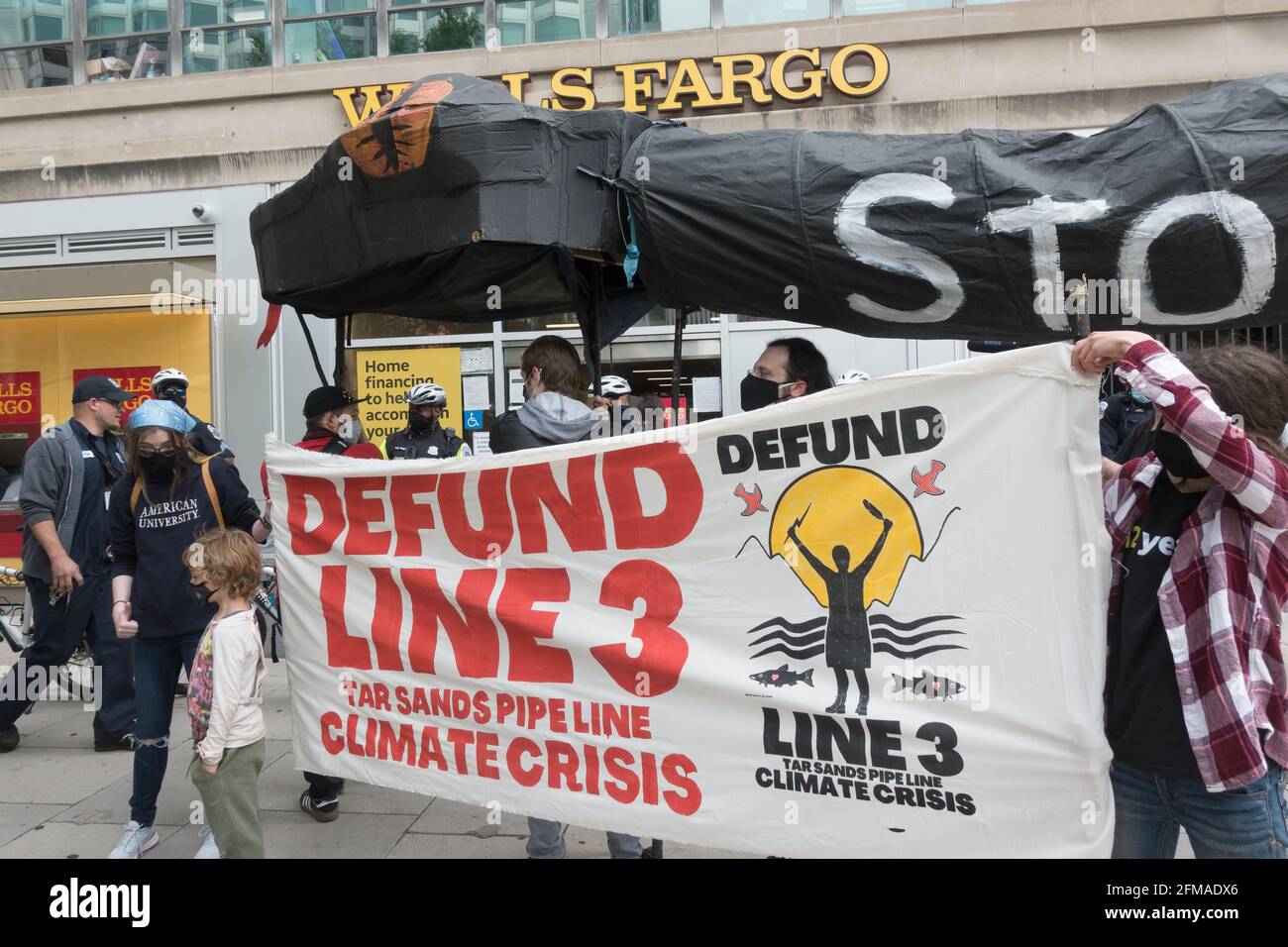 Demonstranten, die gegen den Bau der Pipeline-Erweiterung der Linie 3 protestieren, demonstrieren bei einer Wells Fargo Bank, einer der Banken, die Baugelder an Enbridge, das kanadische Pipelineunternehmen, das die Ölpipeline mit Teersand baut, ausleihen. Aktivisten sagen, dass die Pipeline ein großes Risiko für Ölausfälle und Umweltschäden darstellt und hoffen, Wells Fargo und andere Banken unter Druck zu setzen, sich von Endridge zu lösen. 7.Mai 2021. Washington, DC. Stockfoto