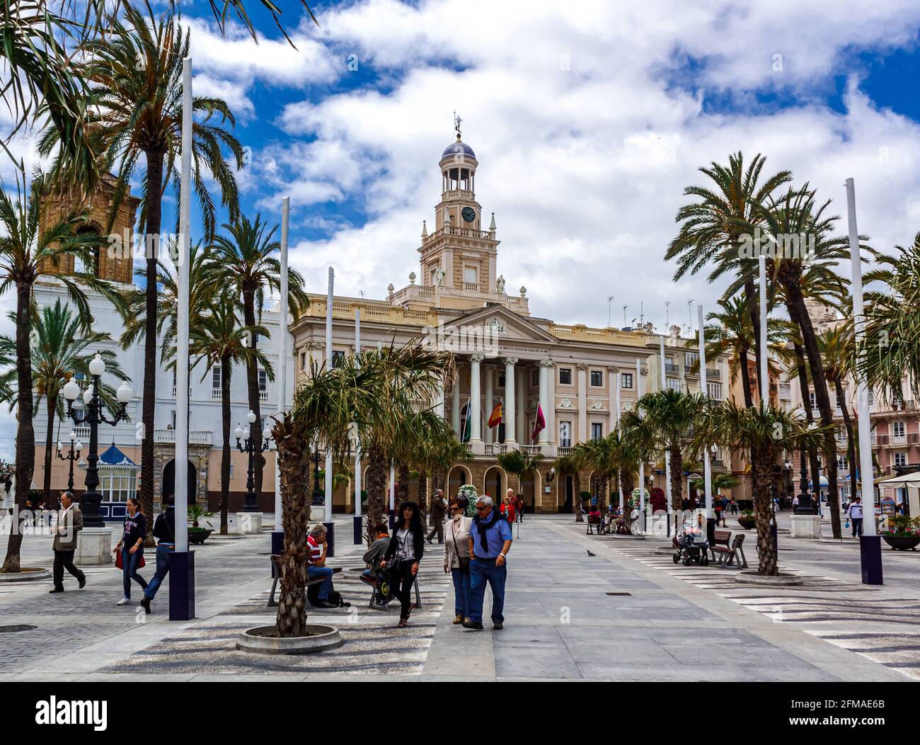 Cadiz, Andalusien, Spanien - 17. Mai 2013: Rathaus von Cadiz an der Plaza San Juan de Dios. Stockfoto