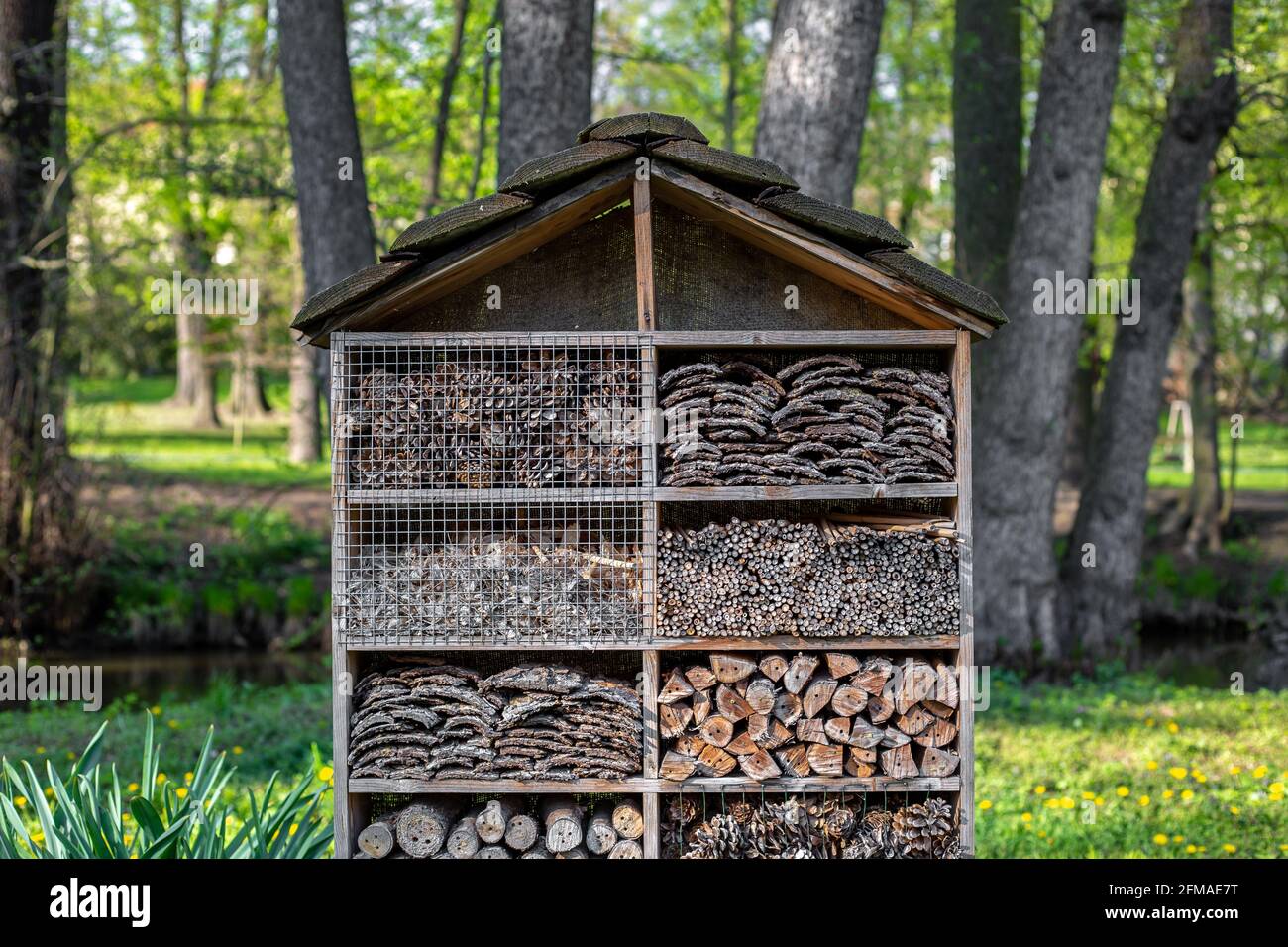 Nahaufnahme eines künstlichen bio-ökologischen Hauses für eine Art von Ein Bienen und Insekt an der Natur Stockfoto