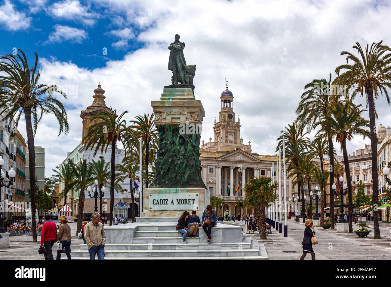 Cadiz, Andalusien, Spanien - 17. Mai 2013: Cadiz a Moret Monument und Rathaus auf der Plaza San Juan de Dios. Stockfoto