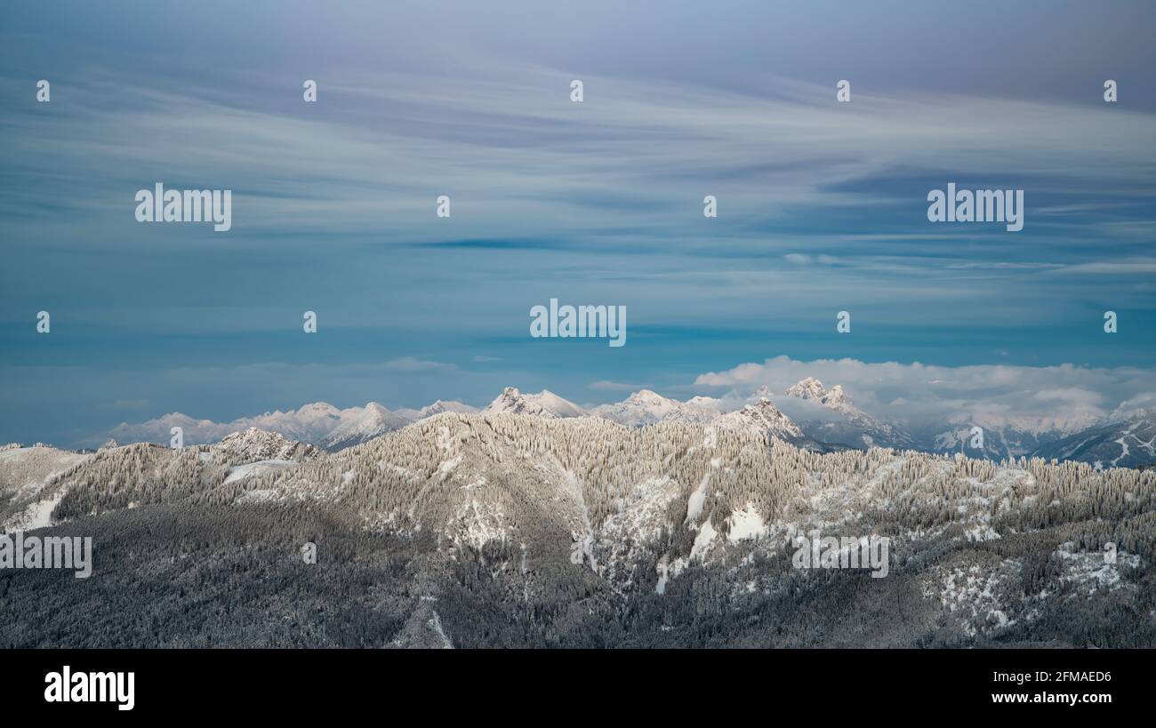 Winterlich verschneite Berglandschaft nach Sonnenuntergang. Im Hintergrund die Tannheimer Berge. Allgäuer Alpen, Bayern, Deutschland, Europa Stockfoto