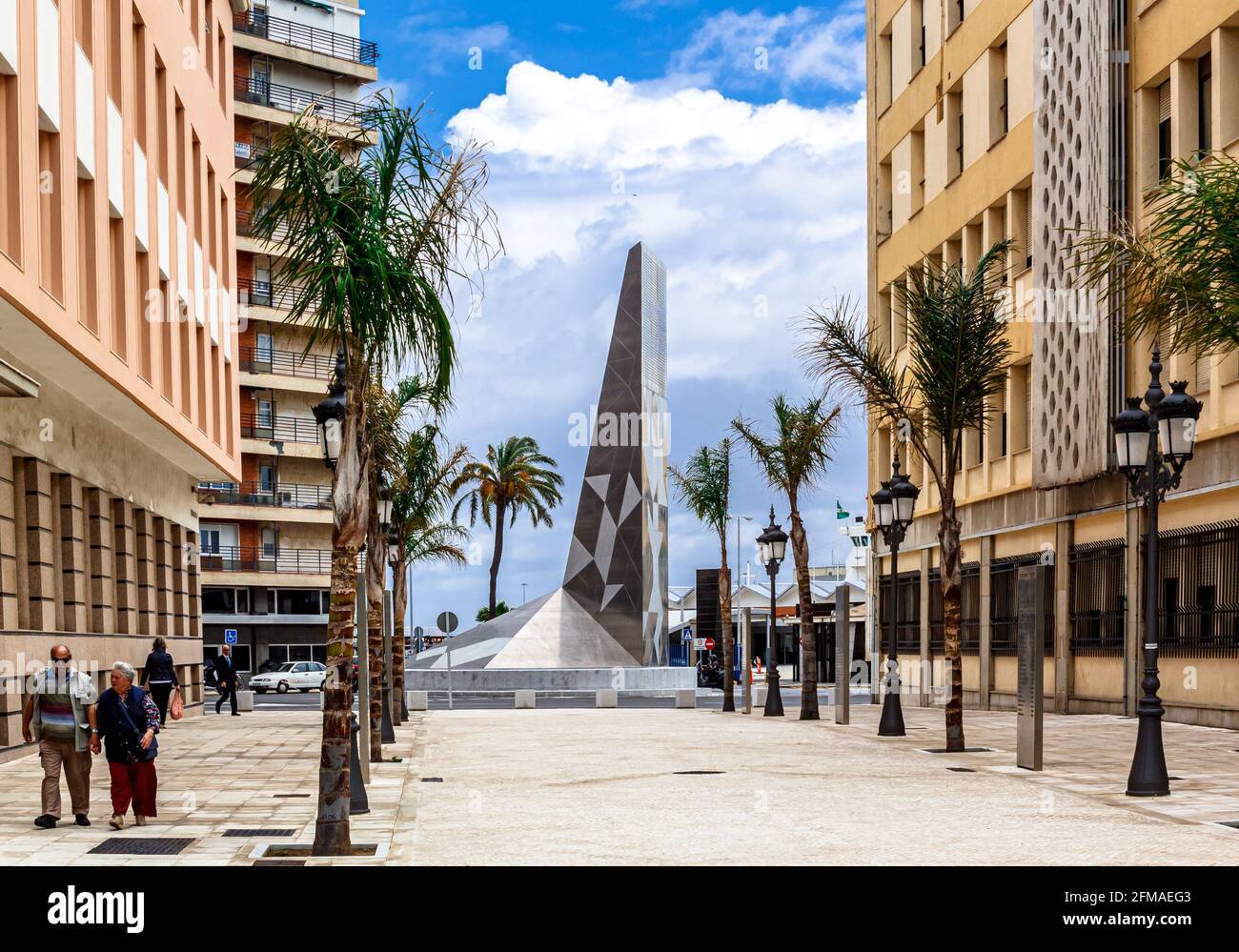 Cáciz, Andalusien, Spanien - 17. Mai 2013: Plaza de la Hispanidad mit Denkmal am Kreisverkehr. Stockfoto