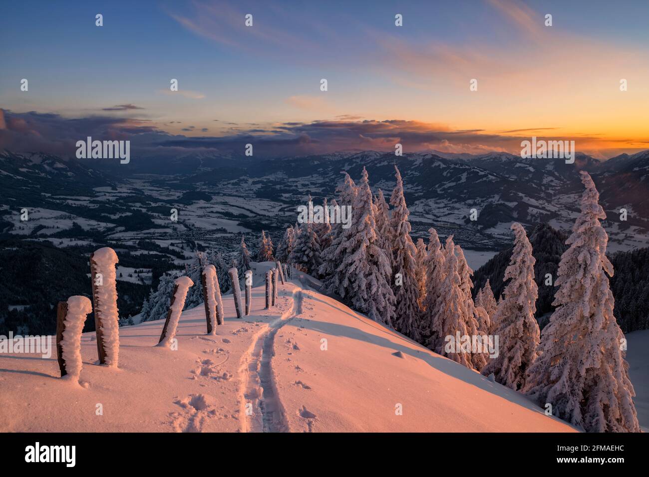 Schöner Sonnenuntergang an einem kalten Wintertag in den Bergen. Blick von Grünten ins Illertal. Allgäuer Alpen. Bayern, Deutschland, Europa Stockfoto