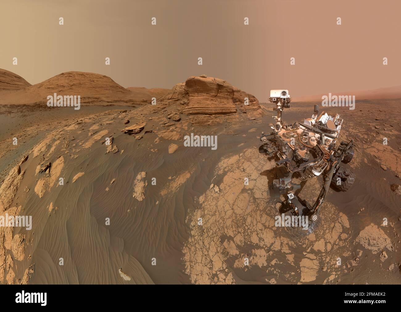 Das Selfie von NASA Curious Rover auf dem Mont Mercou, Mars. Im März 2021 wurden mit der Kamera am Ende des Arms Dutzende von Einzelbildern aufgenommen, die zu diesem Selbstporträt... Das Panorama besteht aus 60 Bildern, die der Mars Hand Lens Imager (MAHLI) auf dem Roboterarm roverÕs am 26 2021. März, dem 3070. Marstag oder sol, der Mission, aufgenommen hat. ÒThe Diese wurden mit 11 Bildern kombiniert, die von der Mastcam auf dem Mast aufgenommen wurden, oder Òhead,Ó des Rover am 16. März 2021, dem 3.00060. Mars-Tag der Mission, Ó einer optimierten und verbesserten 342-MP-Version eines NASA-Bildes / Credit NASA. Stockfoto