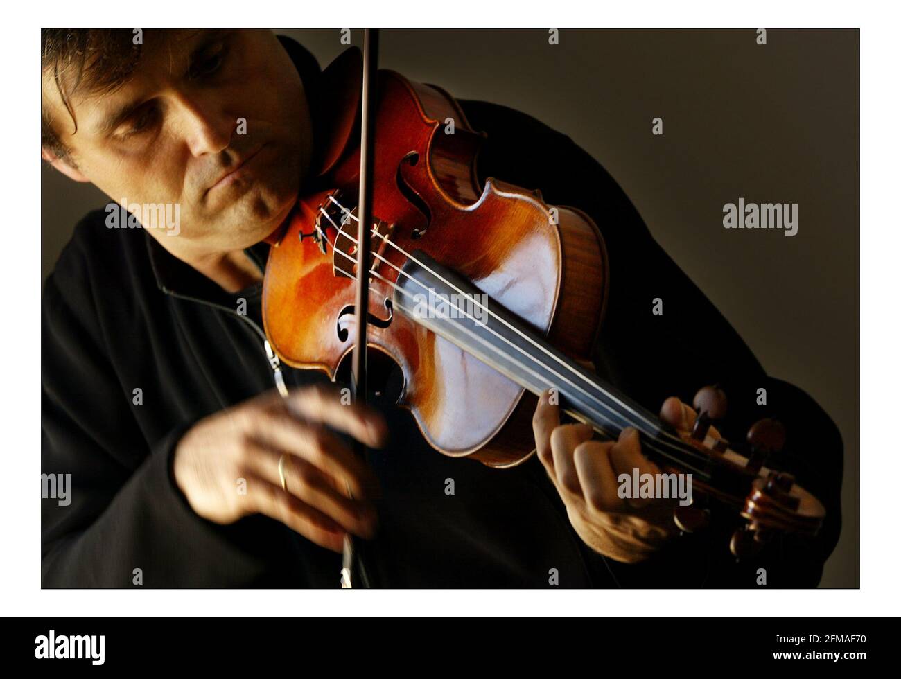 Eine der wichtigsten Geigen der Welt, die 'Viotte ex-Bruce' Stradivari, gespielt von Peter Sheppard Skaerved, Solokünstler und führender Autorität für Viottis Leben und Werk. Diese Geige wurde für die Nation durch die Museen, Bibliotheken und Archive Counception in Lieu Schema gerettet. Die Violine wurde der Royal Academy of Music zugewiesen.pic David Sandison 2/9/2005 Stockfoto