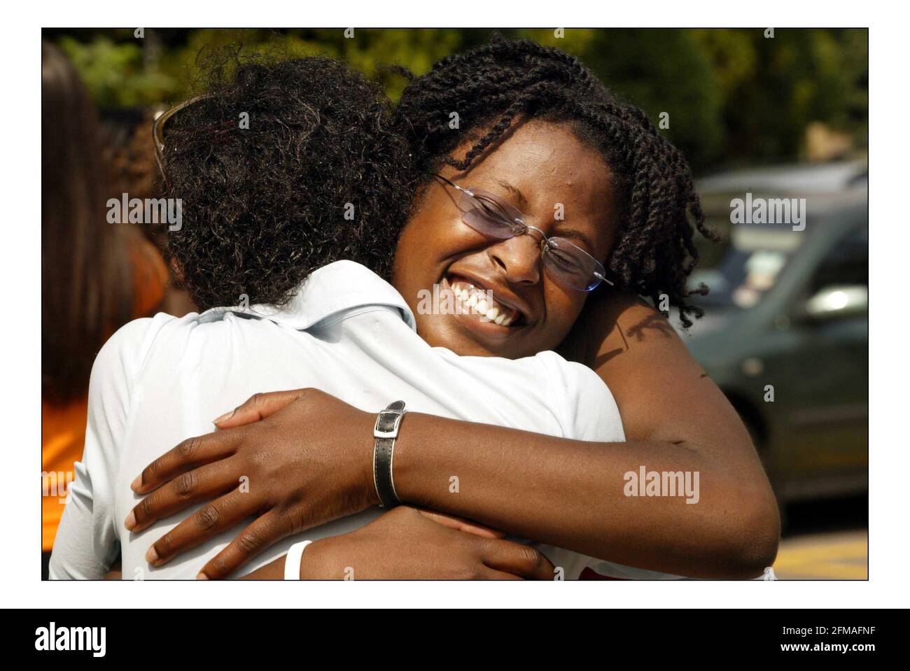 Carla Jones erhielt 3 AS und ein A auf AS-Niveau. Aufregung und Tränen am Richmond upon Thames College in Twickenham, während Studenten dort EIN Niveau Ergebnisse erhalten. In diesem Jahr saßen 930 Studenten 2243 Prüfungen und erreichten eine Gesamtbestanden-Rate von 98,1%.PIC David Sandison 18/8/2005 Stockfoto