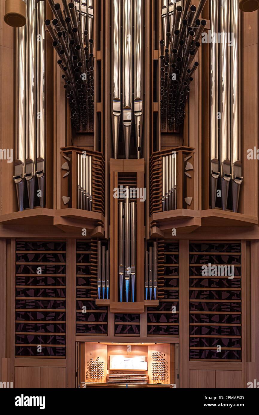 Teil der großen Orgel im Moskauer Haus der Musik, Register mit verschiedenen Pfeifen, Musikinstrument, ausgewählter Fokus Stockfoto