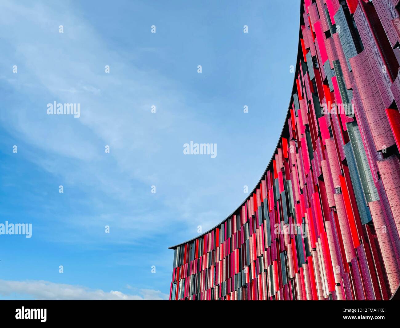 Nahaufnahme der Glas- und Rotmetallfassade von Air Albanien Stadion Stockfoto