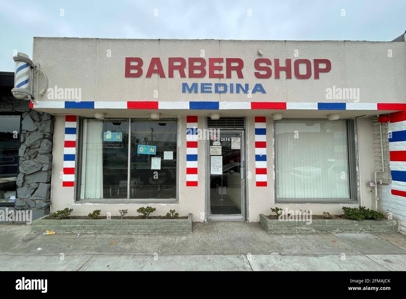 Ein offenes Schild im Barber Shop Medina, Freitag, 7. Mai 2021, in der Alhambra, Kalif. Stockfoto