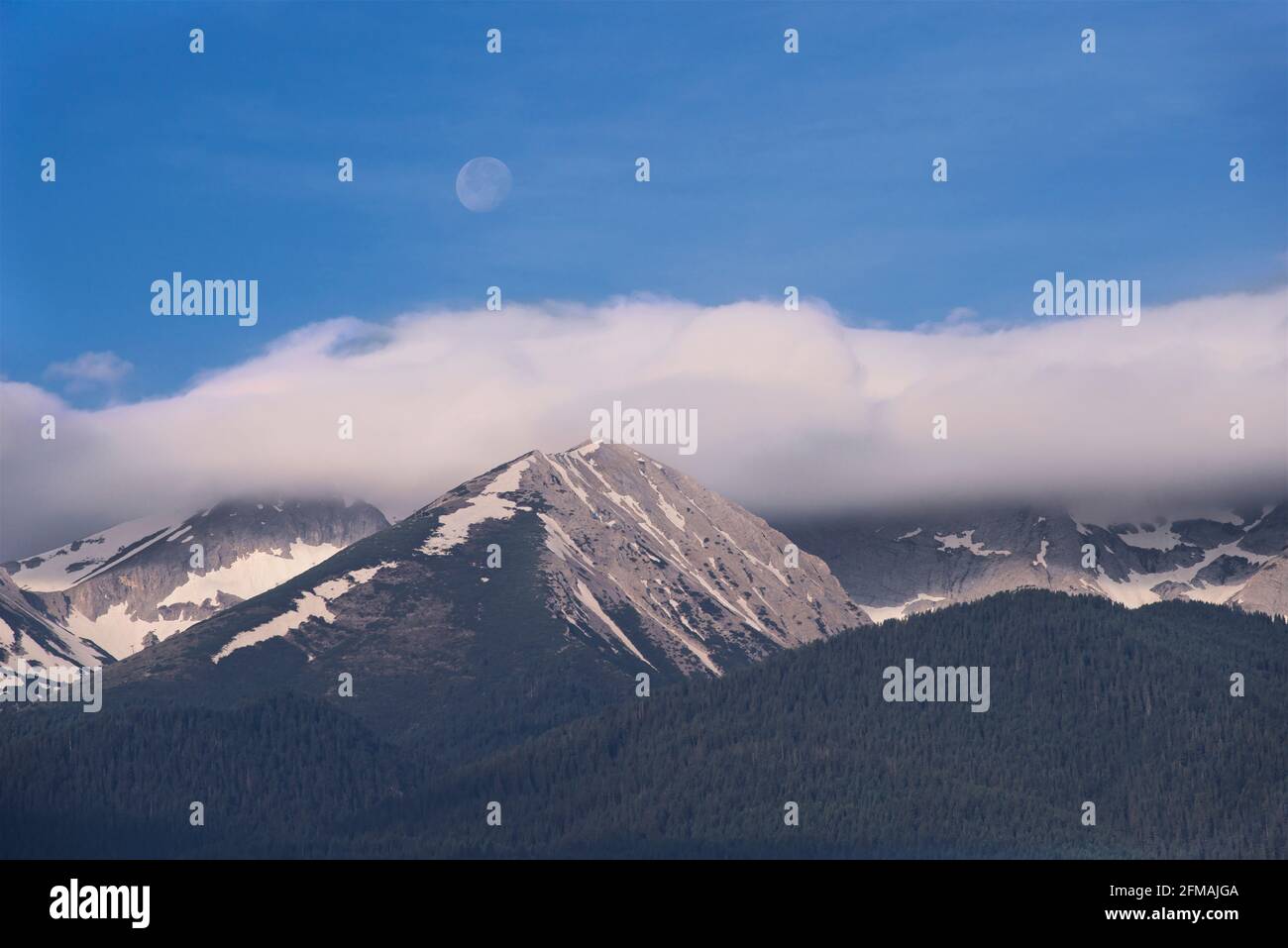 Das Pirin-Gebirge ein Mond von Bankso, Bulgarien aus gesehen Stockfoto