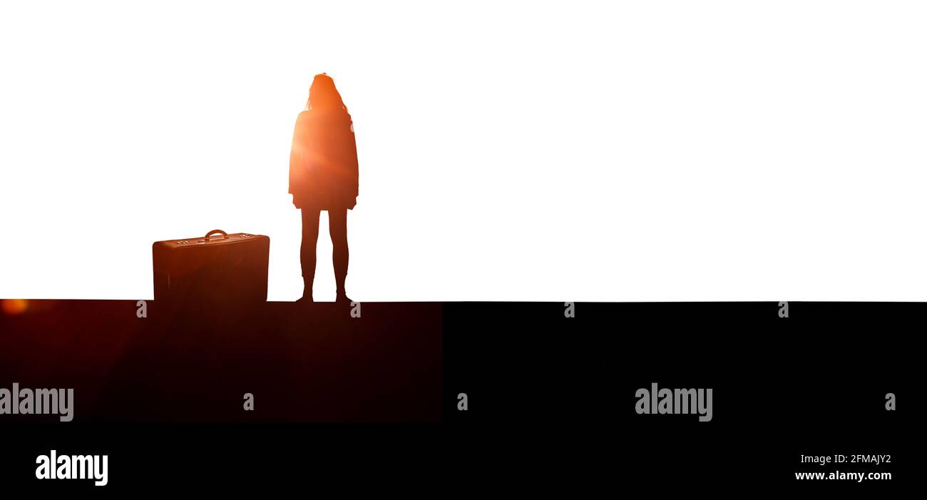 Junge Frau mit einem Koffer als Silhouette Stockfoto