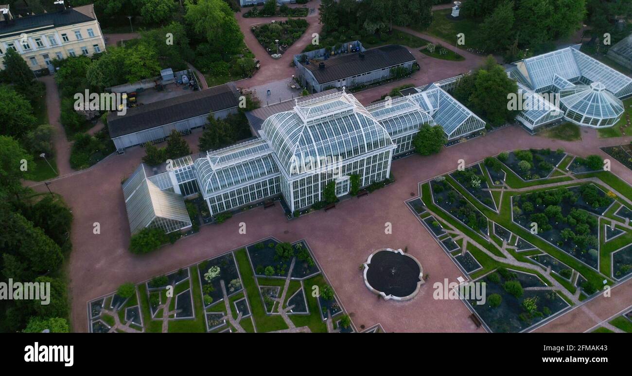 HELSINKI, FINNLAND - 15. Jun 2018: Luftaufnahme des botanischen Gartens Kaisaniemi, sonniger Sommermorgen-Sonnenaufgang, in Helsinki, Uusimaa, Finnland Stockfoto