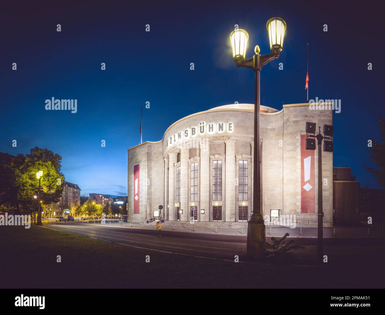 Foto der beleuchteten Volksbühne in Berlin zur blauen Stunde. Stockfoto