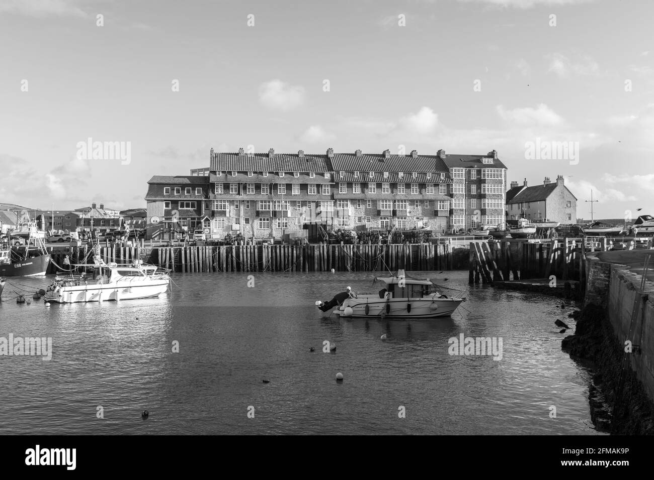 West Bay.Dorset.Vereinigtes Königreich.12. Dezember 2020.Schwarz-Weiß-Foto der Pier Terrace in West Bay in Dorset Stockfoto