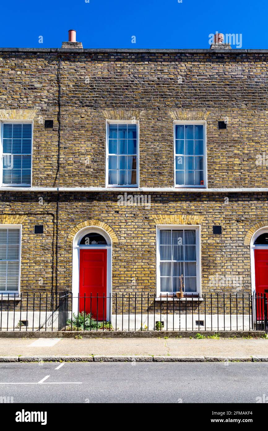 Haus mit mittlerer Terrasse in einer georgianischen Terrasse in Whitechapel / Shadwell, East London, Großbritannien Stockfoto