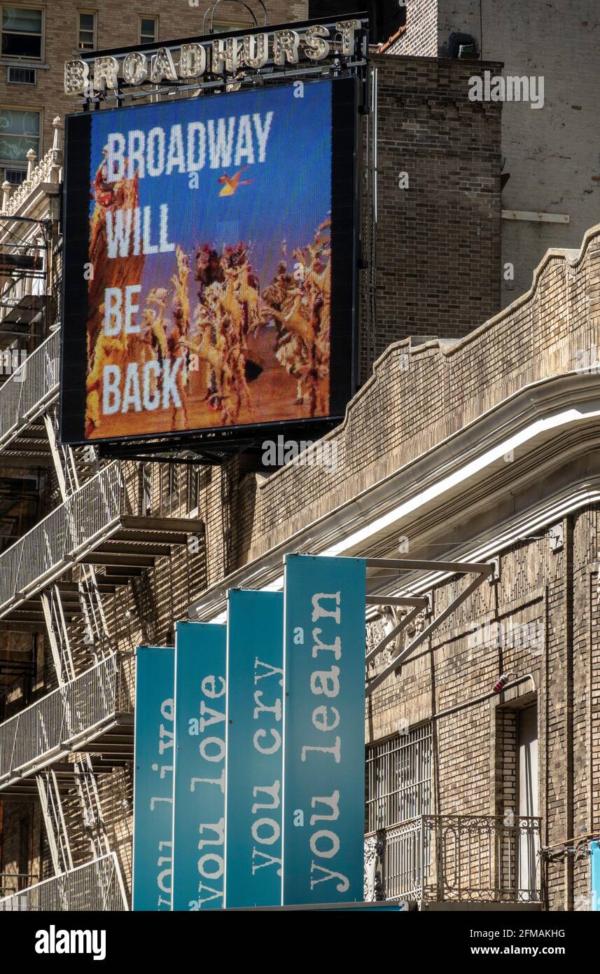 Beleuchtetes Billboard im Broadhurst Theatre, Broadway wird wieder da sein, das Warten lohnt sich!, Times Square, NYC, USA Stockfoto