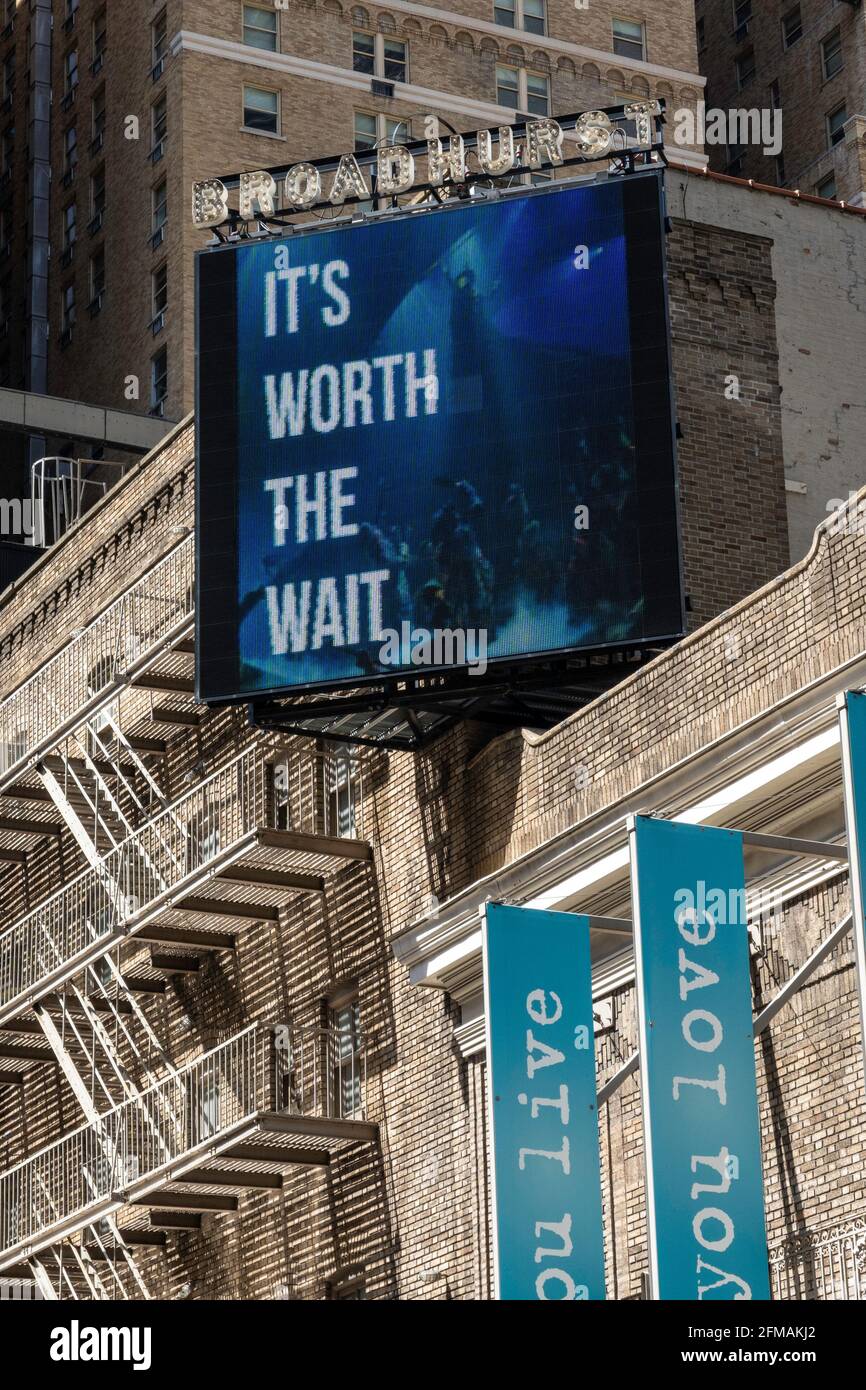 Beleuchtetes Billboard im Broadhurst Theatre, Broadway wird wieder da sein, das Warten lohnt sich!, Times Square, NYC, USA Stockfoto