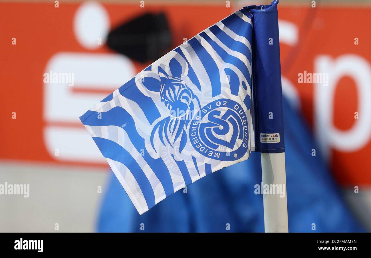 Duisburg, Deutschland. 5. Mai 2021. firo: 05.05.2021 Fußball: 3. Bundesliga-Saison 2020/21 MSV Duisburg - FC Bayern Mvºnchen München U23 2: 2 Eckflagge, MSV-Logo, Feature, Backer, Hintergrund Quelle: dpa/Alamy Live News Stockfoto